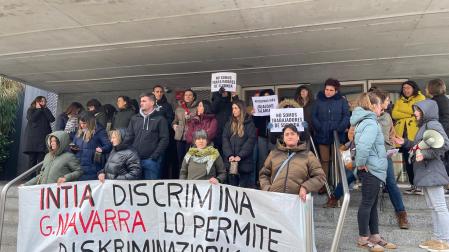 Trabajadores de INTIA este jueves 26 de marzo en el acceso al departamento de Desarrollo Rural y Medio Ambiente