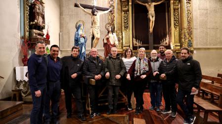 Varios miembros de la Hermandad de la Pasión de Tafalla durante una reunión, en Santa María, para preparar la procesión.