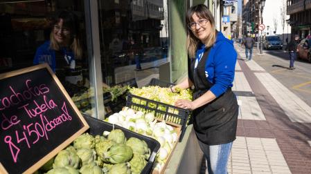 Mayte Osta Sánchez, en la entrada a su tienda de frutas y verduras