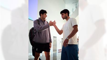 Arturo Coello y Carlos Alcaraz se saludan antes de un partido del P1 Miami-EE UU de pádel