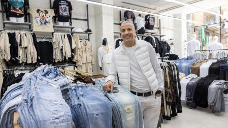 Mohammed Gaouar, en el interior de una de sus tiendas