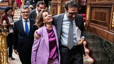 La vicepresidenta primera y ministra de Hacienda, María Jesús Montero, y el ministro de Economía, Comercio y Empresa, Carlos Cuerpo, a su salida del Congreso de los Diputados este jueves 26 de marzo