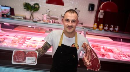 Asier Pérez de Pipaón junto a unas hamburguesas elaboradas por él y una chuleta