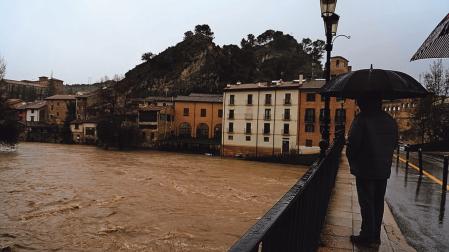 Un viandante contempla un crecido río Ega desde el Azucarero el pasado 14 de febrero.