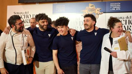 Asier Olmedo Rubio (segundo por la izquierda), socio fundador de Gatza, y Marga Portas Díaz (derecha), dueña de Amatxo, celebran el oro obtenido este miércoles