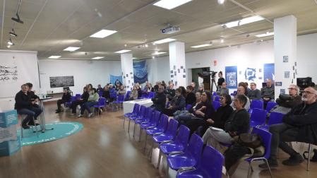 Representantes municipales y público, durante el Foro de Barrio de este jueves