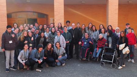 Foto de familia de algunas de las personas participantes en el retiro, con el arzobispo de Pamplona, Florencio Roselló.