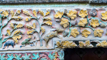 La etiqueta de Oxoa reproduce este detalle de la vendimia del portón de la iglesia de Santa María La Real de Olite