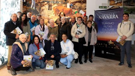 Responsables de la revista, representantes institucionales e invitados al acto de presentación del nuevo número de ‘Conocer Navarra’ este viernes en Falces.