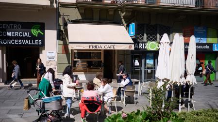 Varias personas toman algo en una terraza de la avenida Roncesvalles.
