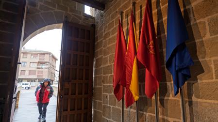 Acceso al castillo de Marcilla, que acoge las dependencias del ayuntamiento.