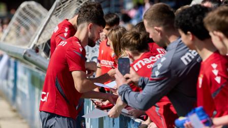Iker Muñoz atiende las peticiones de aficionados en la banda de Tajonar.