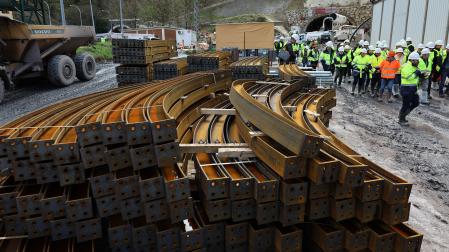 En primer término, cerchas acumuladas en el exterior del túnel para reforzar su seguridad.