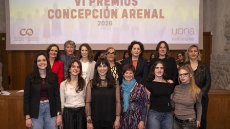 Trabajadoras sociales galardonadas junto a autoridades en los premios Concepción Arenal.