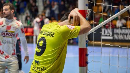 Dani Saldise, ya vestido de portero-jugador, se lamenta nada más finalizar el partido.