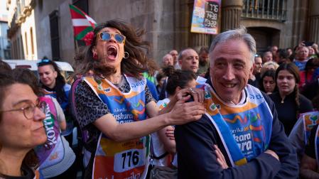 El alcalde de Pamplona, Joseba Asiron, y la edil Maider Beloki, antes de tomar el testigo de la Korrika el pasado domingo 22 de marzo