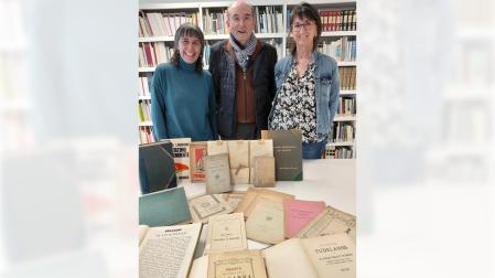 De izquierda a derecha: la jefa de la Sección de la Biblioteca de Navarra, María Luisa Garcés; el expresidente y profesor universitario Juan Cruz Alli; y la directora del Servicio de Bibliotecas, Clara  Flamarique