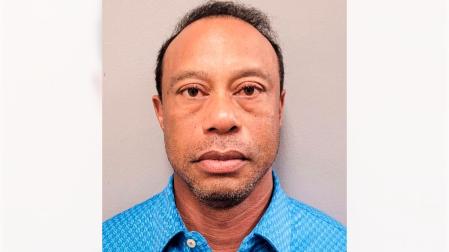 Fotografía publicada por la oficina del condado de Martin en X del golfista Tiger Woods