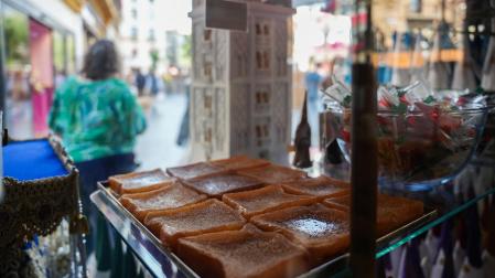 Sevilla se encuentra ya preparada para la celebración de su Semana Santa. En la imagen, torrijas en la confitería La Campana