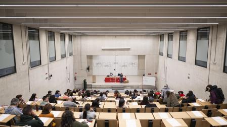 Aspirantes, antes de realizar el examen para las plazas de conserje