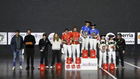 Foto de familia tras la entrega de trofeos del Campeonato de Parejas de Ados Pelota