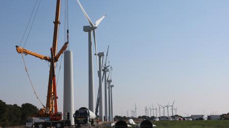 A: EDUARDO BUXENS F: 24 MARZO 2026 L: TUDELA T: REPORTAJE DE COMO SE DESMANTELA UN PARQUE EÓLICO PARA RECUPERAR LAS PIEZAS , RECICLARLAS Y SUSTITUIR LOS MOLINOS POR OTROS MÁS MODERNOS Y EFICACES
