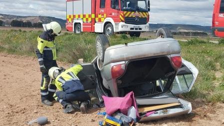 Bomberos atienden el accidente en Tudela