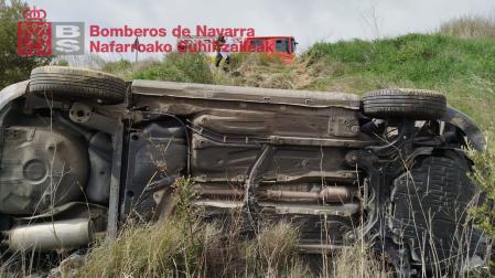 Coche volcado en San Martín de Unx
