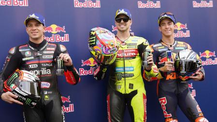 El piloto italiano Fabio Di Giannantonio (centro), el también italiano Marco Bezzecchi (izquierda), y el español Pedro Acosta (derecha) posan tras la clasificación del Gran Premio de Motociclismo de Estados Unidos