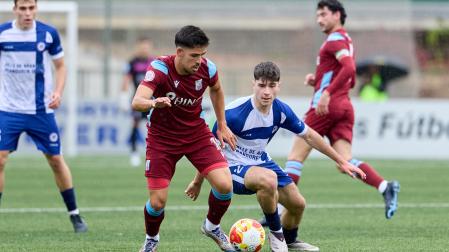 Asier Arocena, que ha marcado el primer gol de la Mutilvera, presiona a un rival del Beasain en el duelo de la primera vuelta