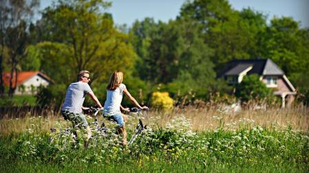 Una pareja pasea en bicicleta por el campo
