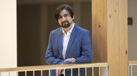 Augusto Vargas González, en el edificio de la Facultad de Ciencias de la Salud de la UPNA