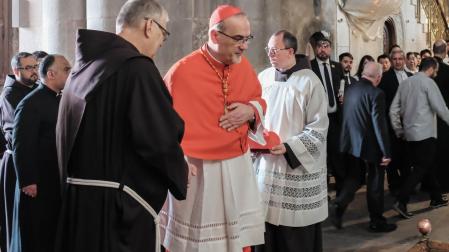 Foto de archivo del cardenal Pierbattista Pizzaballa entrando a la iglesia del Santo Sepulcro