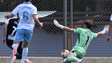 Colau, futbolista del Tudelano, se topa con el meta Calavia