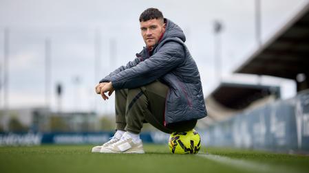Javi Galán, en la banda del campo de entrenamiento de Tajonar