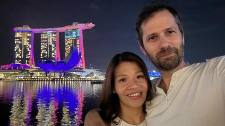 Eduardo Martínez López y su mujer, Joyce Eng, con el Marina Bay Sands y el ArtSicience Museum de Singapur al fondo