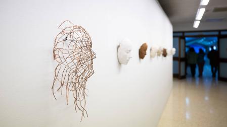 Exposición de dibujos y máscaras Piezas de paso, de Dora Salazar, en El Sario