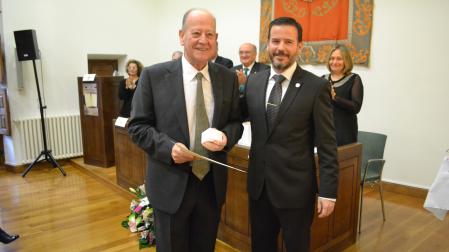 Victoriano Lacarra junto a su hijo Bernardo en el homenaje que recibió en 2014 de sus antiguos colegas del Colegio de Abogados de Estella .