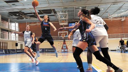 La base local Faustine Parra deja una bandeja una vez supera a Sara Iparraguirre, del Domusa