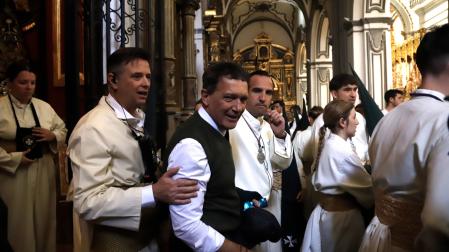 Antonio Banderas ejerce como capataz en la estación de penitencia de la Cofradía de Lágrimas y Favores en Málaga