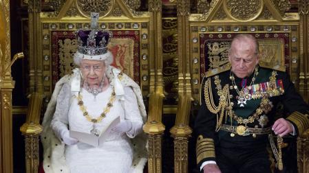 Imagen de archivo fechada el 18 de mayo de 2016 que muestra a la reina Isabel II y al príncipe Felipe de Edimburgo durante la ceremonia de apertura del Parlamento en la Cámara de los Lores en Londres