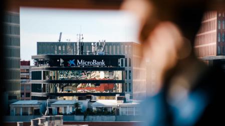 En 2025, más de 30.500 iniciativas de emprendedores recibieron el apoyo financiero de MicroBank