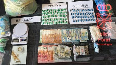 Material incautado por la Policía Foral durante el registro en el punto de venta de droga