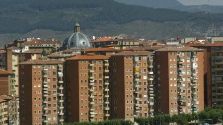 VIVIENDAS DE SANTA MARIA LA REAL Y CUPULA DE LOS CAIDOS *A: JOSE CARLOS CORDOVILLA -FOTO DIGITAL *F: 22-07-2005 VIVIENDAS DE SANTA MARIA LA REAL Y CUPULA DE LOS CAIDOS JOSE CARLOS CORDOVILLA