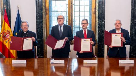 (I-D) El presidente de la Conferencia Episcopal Española, Luis Argüello; el Defensor del Pueblo, Ángel Gabilondo; el ministro de la Presidencia, Félix Bolaños, y el presidente de la Conferencia Española de Religiosos, Jesús Díaz Sariego, durante la firma