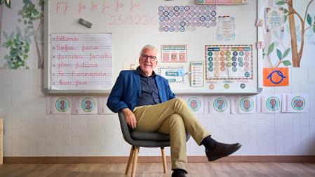 El filósofo y pedagogo Gregorio Luri (Azagra, 1955), en un aula de Educación Infantil del colegio Adériz (Cordovilla), donde conversó con las familias.