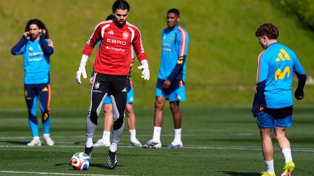 David Raya controla el balón durante le entrenamiento de la selección absoluta en Las Rozas