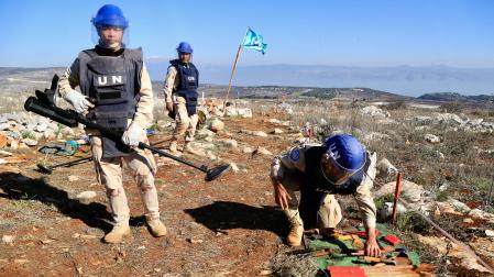 Imagen de archivo de cascos azules de la ONU retirando minas en Blida, una ciudad fronteriza en el sur del Líbano