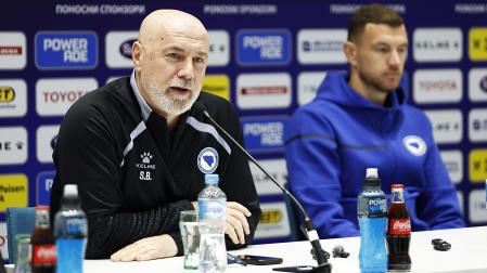 El seleccionador de Bosnia Herzegovina, Sergej Barbarez (izda.) junto a su goleador Edin Dzeko en la rueda de prensa previa al choque contra Italia por una plaza en el Mundial 2026