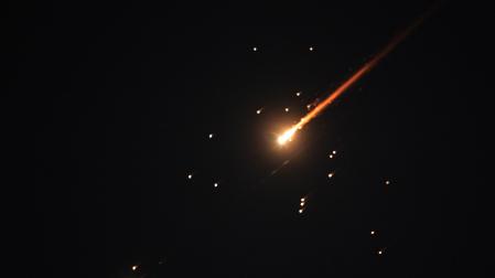 Misiles disparados desde Irán hacia Israel se observan en los cielos de Hebrón, Cisjordania